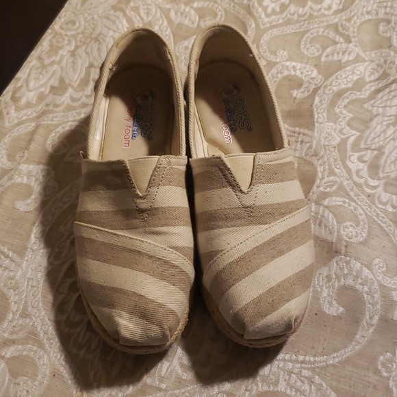 SOLD! Bob's size 7 Skechers foam canvas wedges - Picture 2 of 5